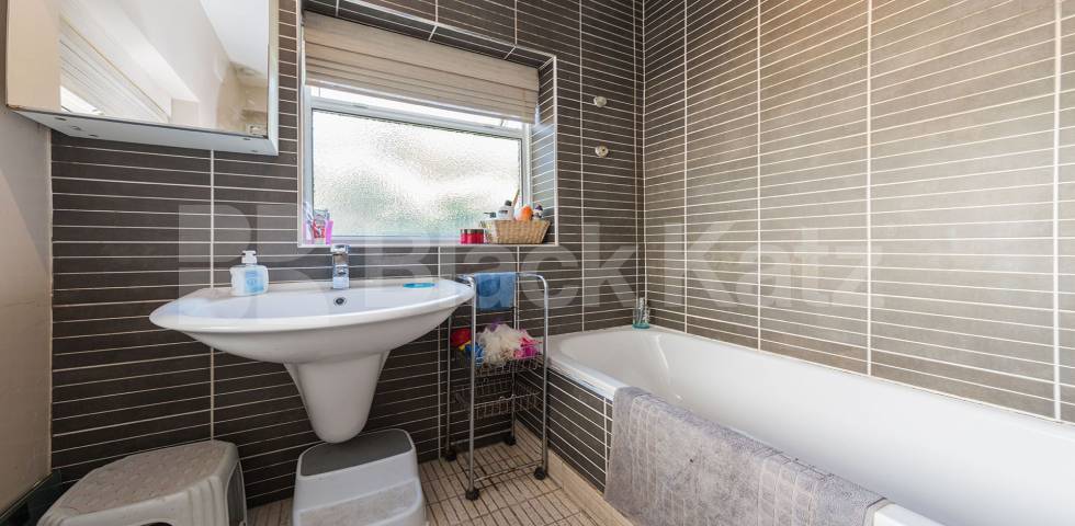 			New Instruction! Private patio and garden flat!, 2 Bedroom, 1 bath, 1 reception Ground Floor Maisonette			 Rathcoole Gardens, Crouch End / Hornsey